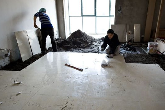 在哪找贴瓷砖的工人(在哪找贴瓷砖的工人呢)