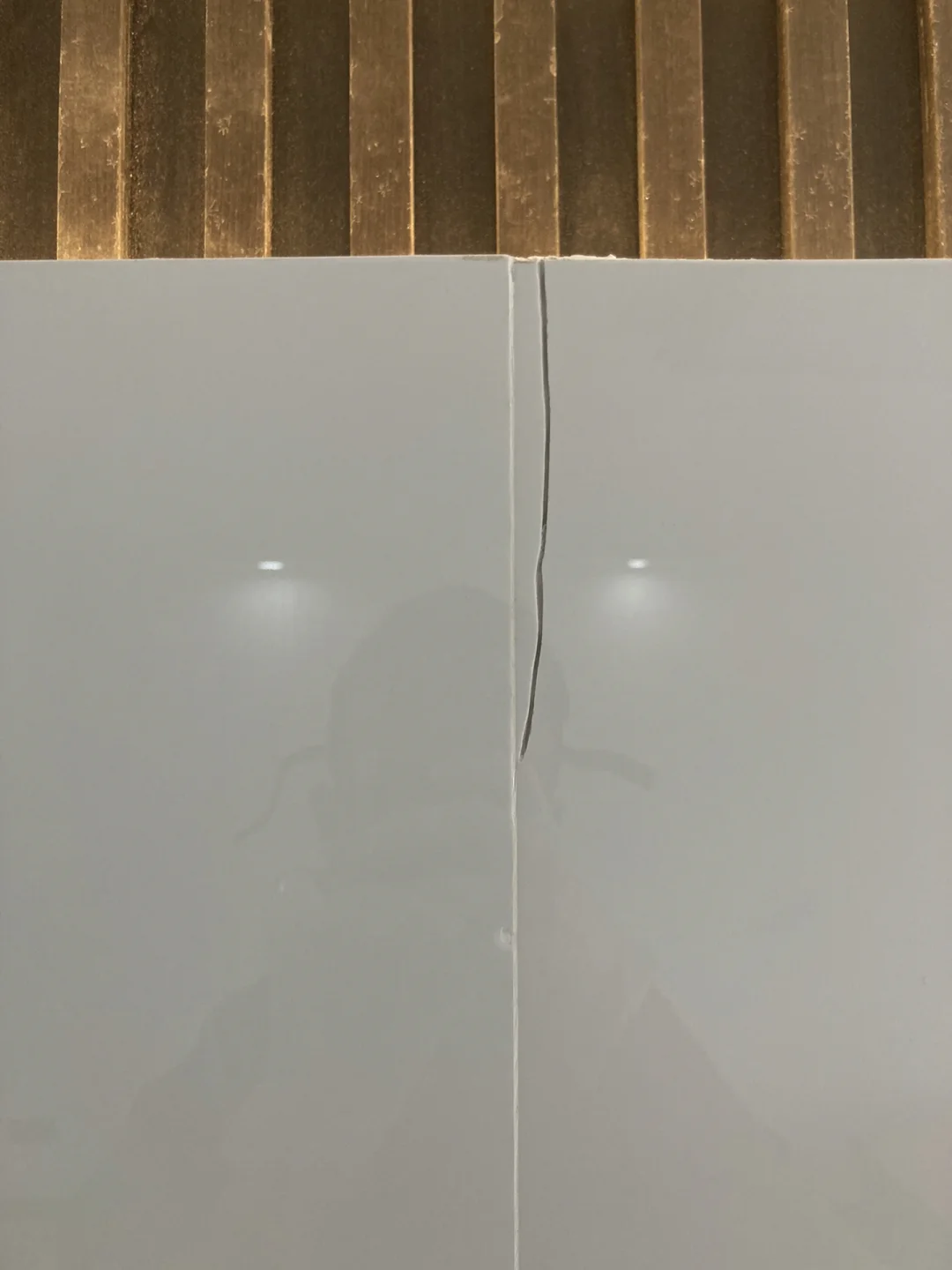 墙面砖打孔打出裂纹如何修补视频(墙面砖打孔打出裂纹如何修补视频讲解)