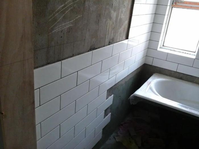 墙面瓷砖坏了如何更换(墙面瓷砖坏了如何更换视频)