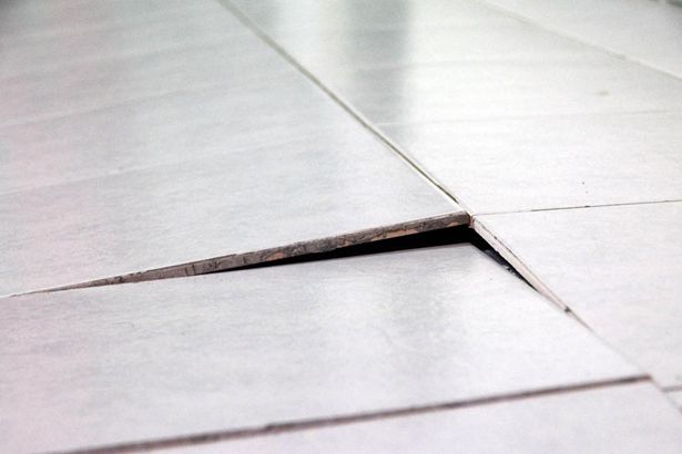 地砖翘起来了怎么修复(一块地砖翘起来了怎么修复)