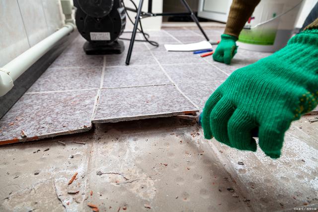 地板翘起来了怎么修复(十多年地砖翘起来了怎么修复)