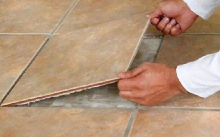 地板砖翘起来了怎么修复视频解决(地板砖翘起来了怎么修复视频解决图片)