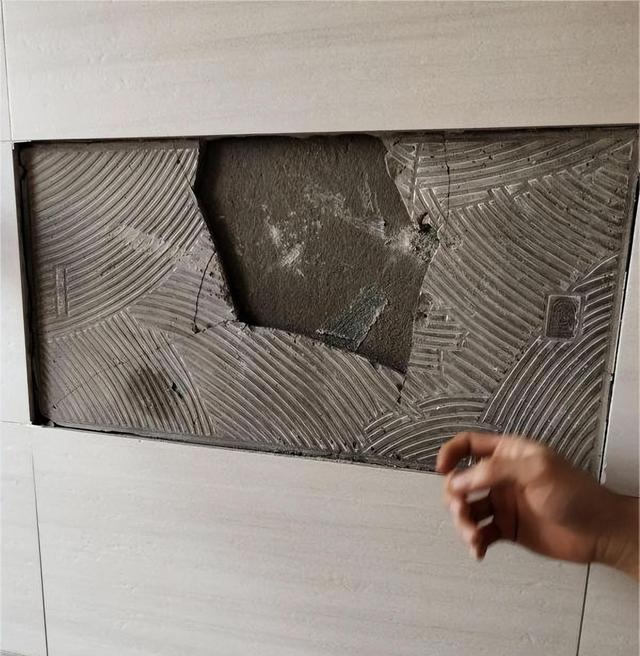 墙面砖脱落是什么原因造成的怎么处理(墙面砖脱落是什么原因造成的怎么处理好)