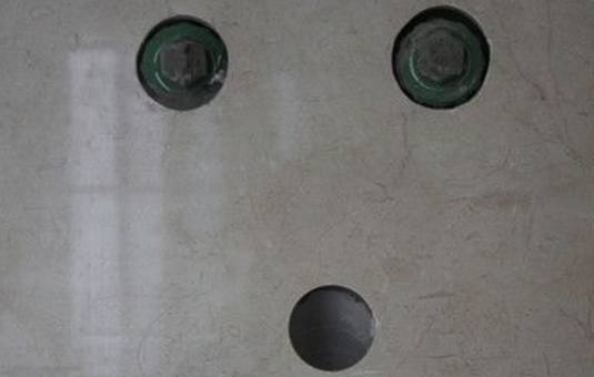 墙砖上打的孔怎么办视频(墙砖上打的孔怎么办视频讲解)